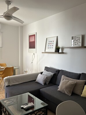 TV - TIYOWEH, the quietness in a charming apartment in the center of Nerja (Nerja)