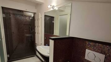 Dusche, Haartrockner, Bidet, Handtücher