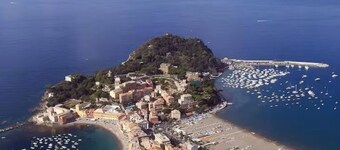 Architectural designed  central apartment a few steps from the beaches. PARKING.