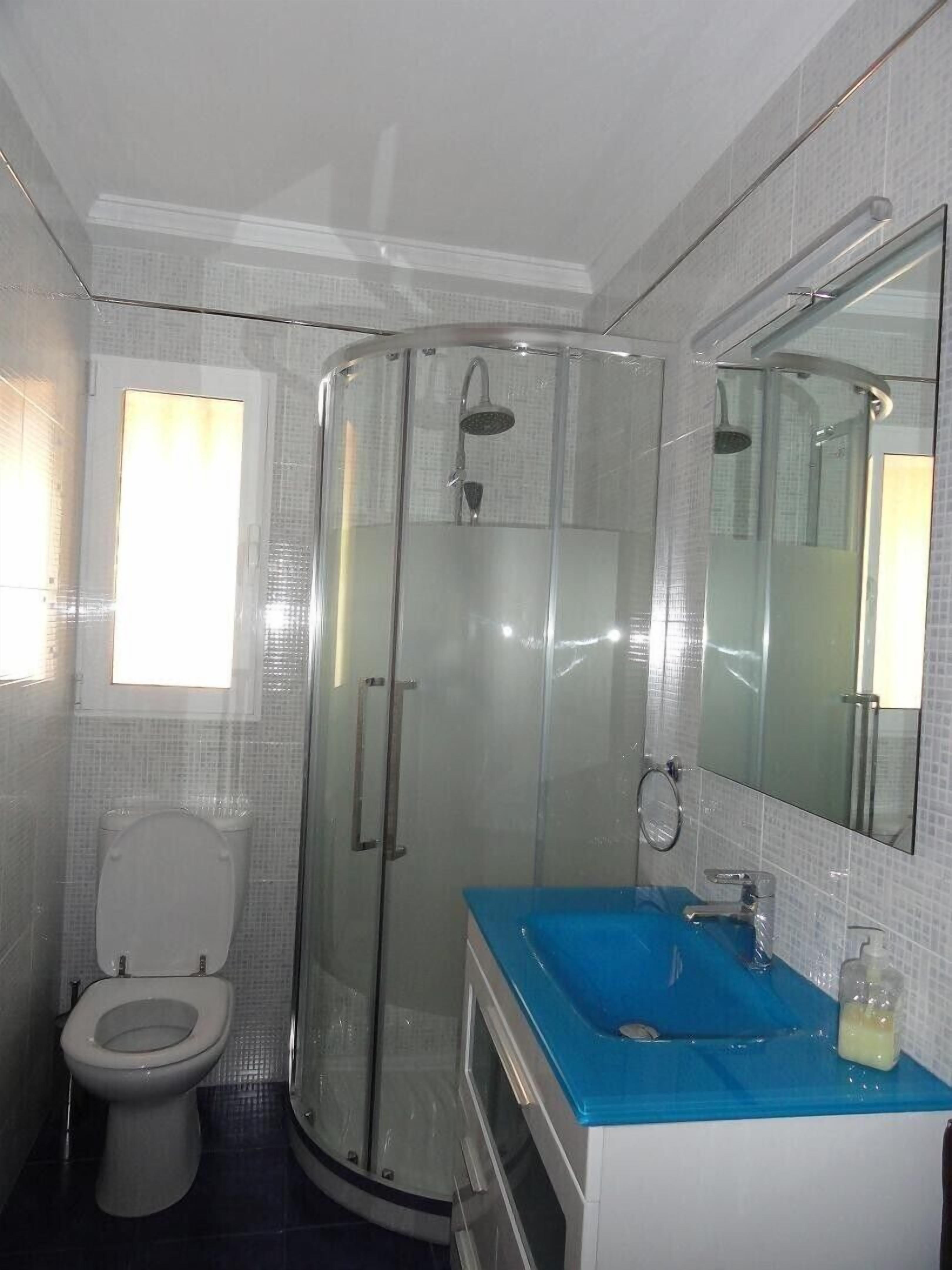 Een douche, een haardroger, handdoeken