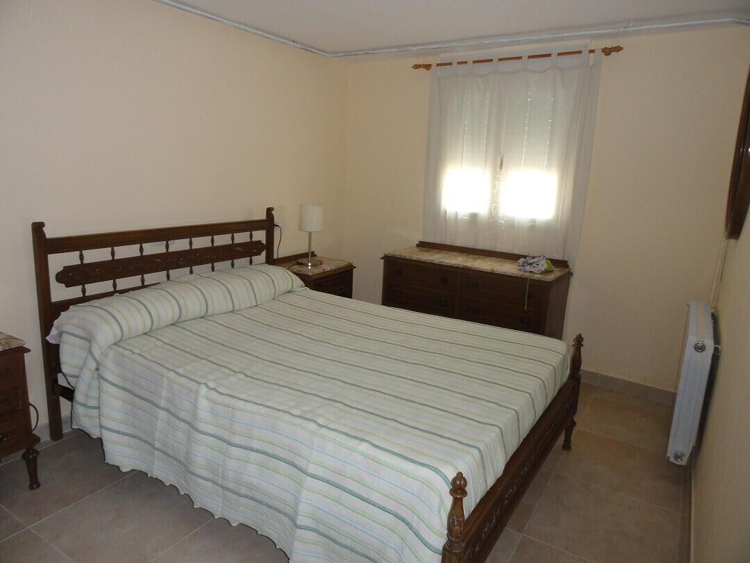 Villa with private pool, pool table, barbecue, 5 m to the beach, mountain views.