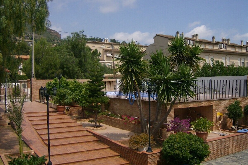 Villa with private pool, pool table, barbecue, 5 m to the beach, mountain views.