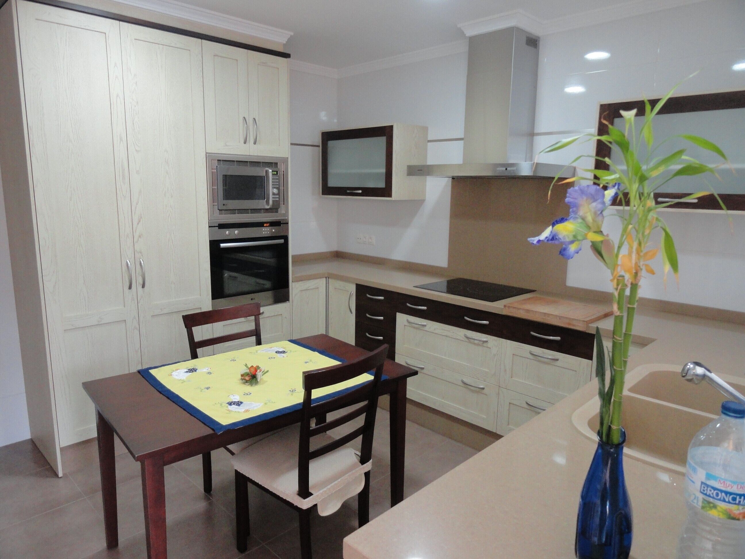 Villa with private pool, pool table, barbecue, 5 m to the beach, mountain views.