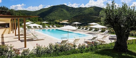 Una piscina al aire libre de temporada