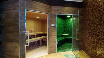 Un spa moderno con un banco de madera y una pared de mosaico verde.