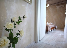Quarto casal superior | Roupas de cama premium, frigobar, cofres nos quartos, escrivaninha