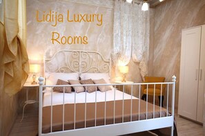 Kamar Double Superior | Seprai premium, minibar, brankas, dan meja kerja