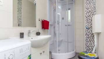 Camera doppia | Bagno | Doccia, set di cortesia gratuito, asciugacapelli, pantofole