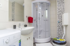 Ducha, artículos de tocador gratuitos, secador de pelo, pantuflas