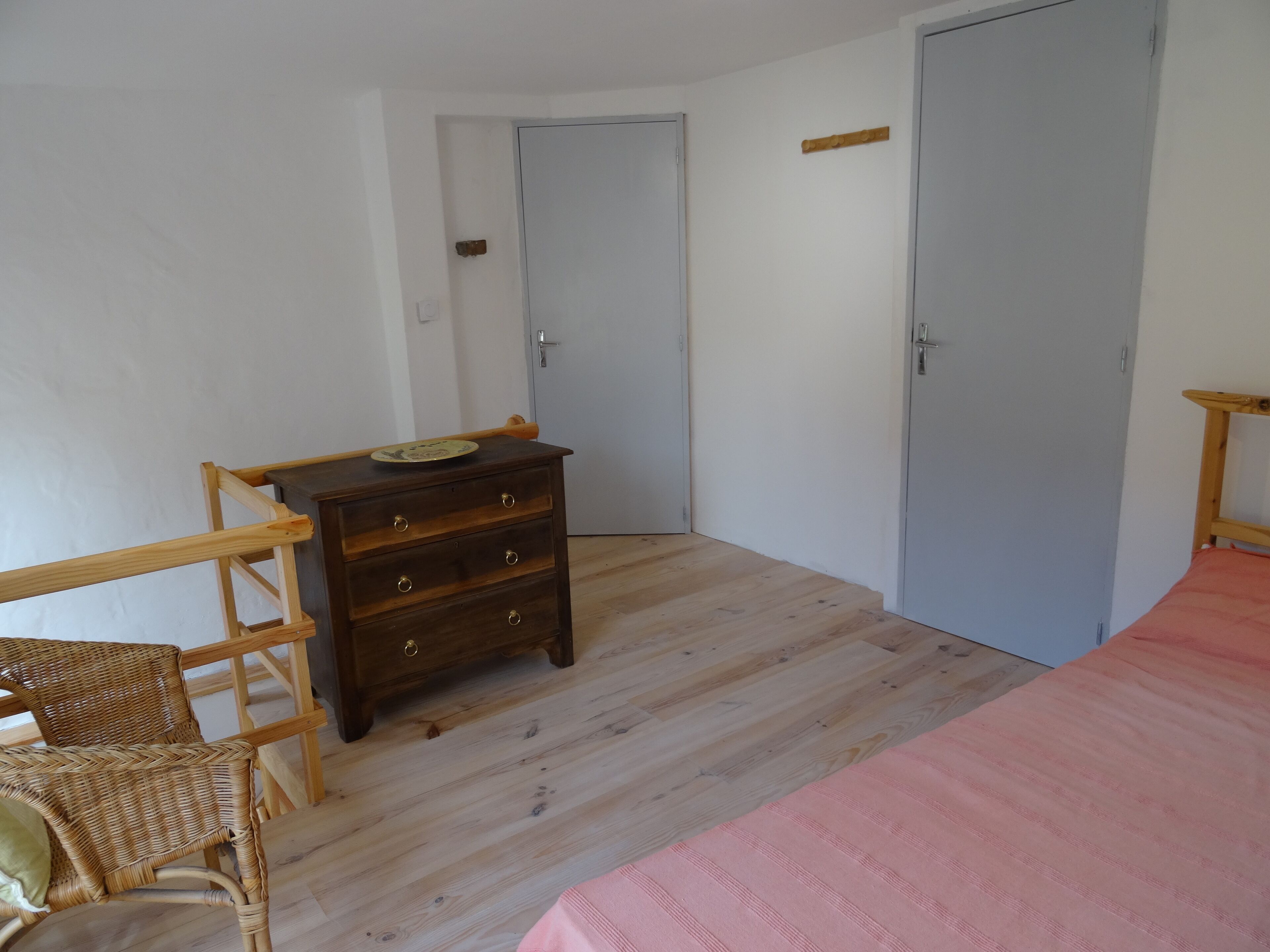 Delightful Gite in the hills, ideal for bathing, chateaux and wine