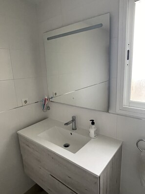 Combined shower/tub, hair dryer, bidet, towels