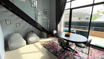 Dupleks Mewah, 2 kamar tidur, akses ke kolam renang | Area keluarga | Smart TV 42-inci dengan saluran TV kabel