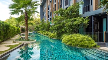 3 kolam renang outdoor, dengan kursi berjemur