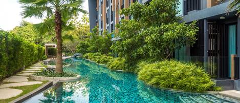 3 outdoor pools, pool loungers