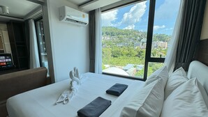 Apartamento panorâmico | Cofres nos quartos, cortinas blackout, Wi-Fi de cortesia, roupa de cama