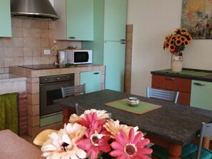 Frigorifero, microonde, forno, piano cottura