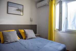 Habitación doble Confort | Decoración personalizada, muebles diferentes, escritorio y cunas