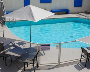 Outdoor pool - Hôtel Le Bleu Marine (Saintes-Maries-de-la-Mer)