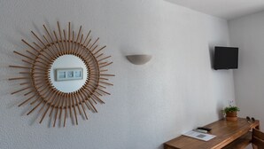 Chambre Triple avec balcon ou terrasse | Meja, katil bayi/kot (surcaj), Wi-fi percuma, dihias secara berasingan 