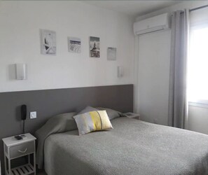 Chambre Triple Standard | Decoración personalizada, muebles diferentes, escritorio y cunas 