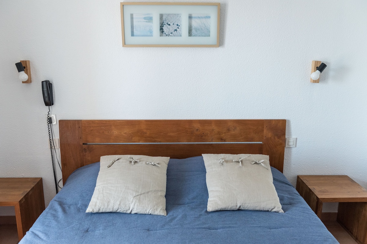 Chambre Triple avec balcon ou terrasse | 책상, 유아용 침대, 무료 WiFi, 각각 다른 스타일의 인테리어