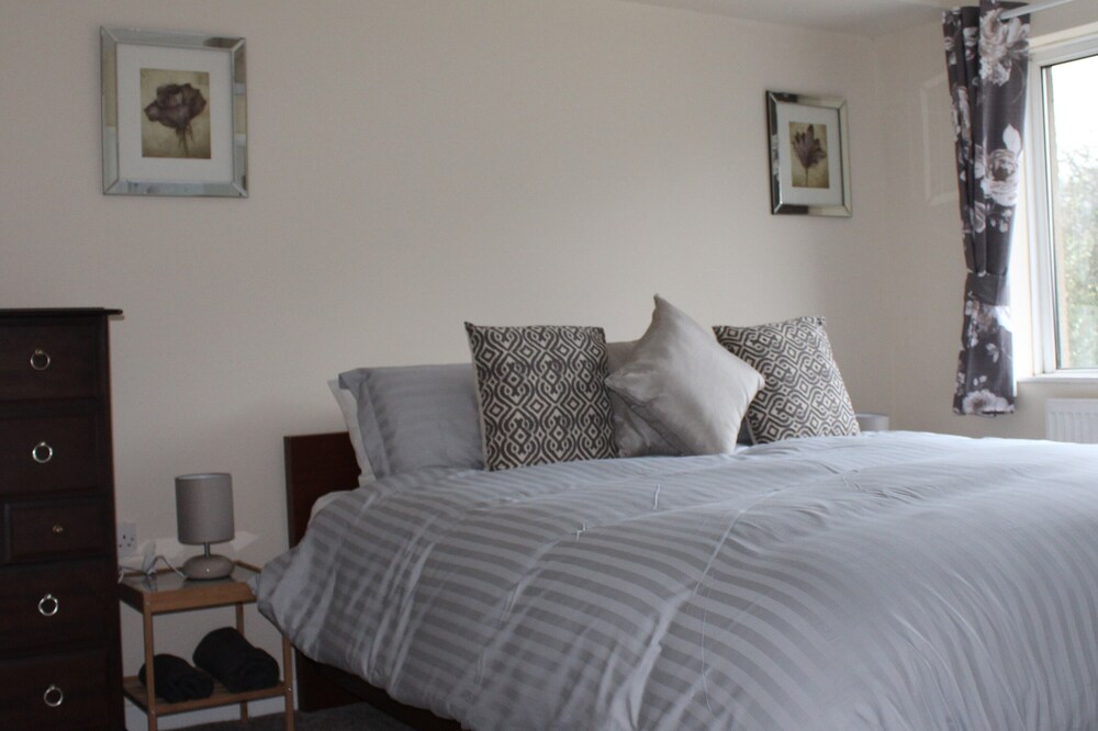 Castell Cottages: 3 stars. 400m to Caerphilly Castle 15 mins by train to Cardiff