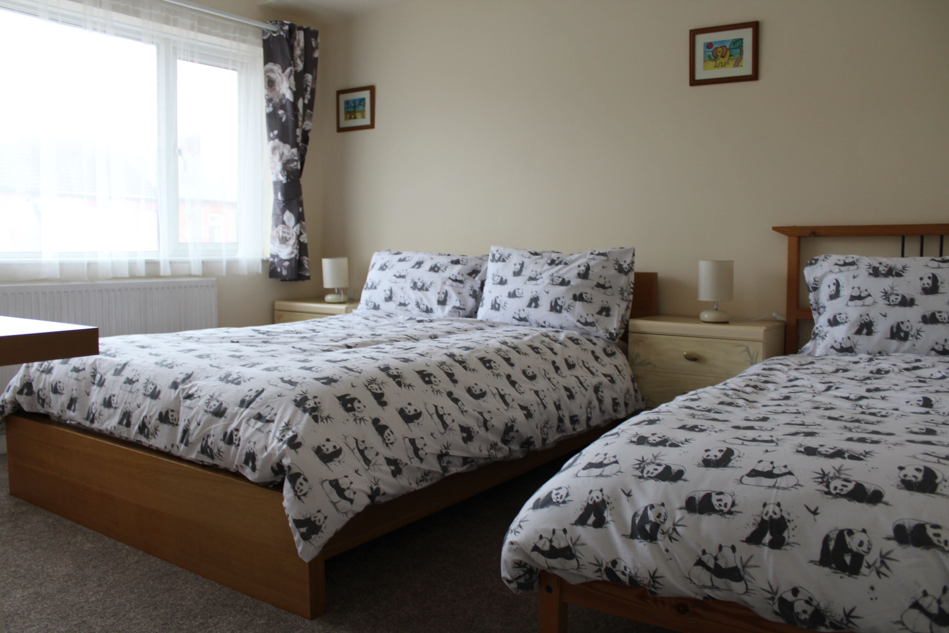 Castell Cottages: 3 stars. 400m to Caerphilly Castle 15 mins by train to Cardiff