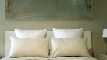 2 間睡房、書桌、熨斗/熨衫板、可攜式嬰兒床