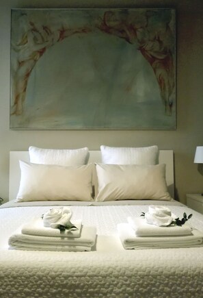 2 bedrooms, desk, iron/ironing board, WiFi