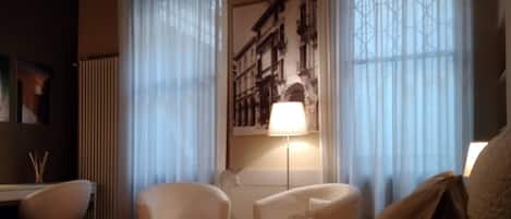 2 habitaciones, escritorio, tabla de planchar con plancha y wifi