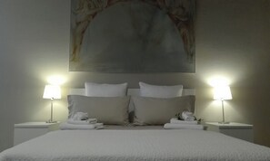 2 bedrooms, desk, iron/ironing board, travel crib - Studio in Casa Cogollo, called "House of Palladio" in the historic center of Vicenza: (Vicenza)