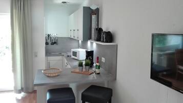 Fridge, microwave, stovetop, coffee/tea maker