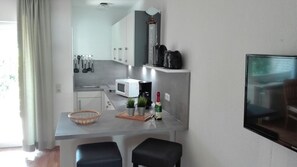 Kühlschrank, Mikrowelle, Herdplatte, Wasserkocher mit Kaffee-/Teezubehör