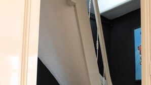 Un escalier avec des rampes blanches et un mur foncé.