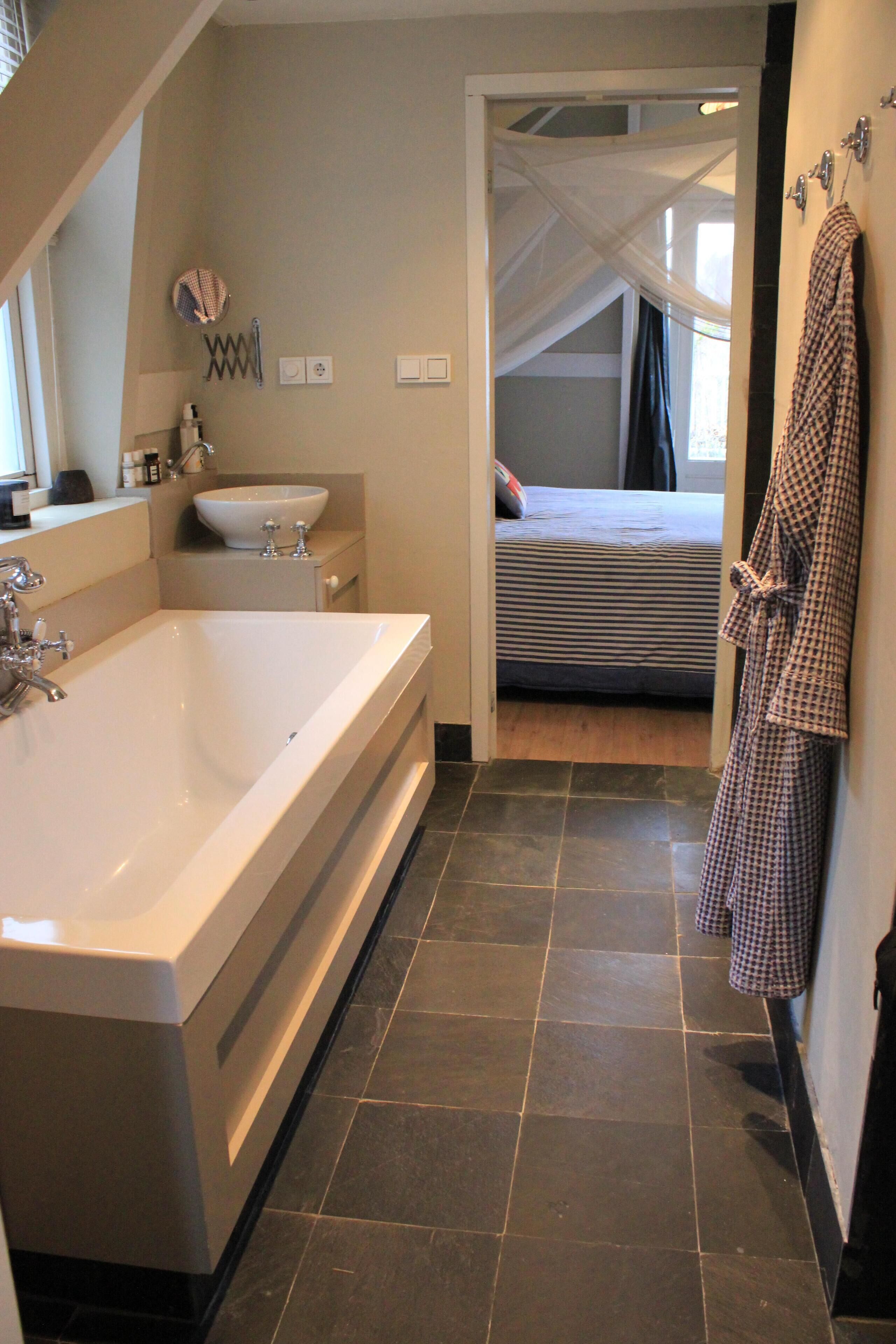 Combined shower/tub, hair dryer, towels