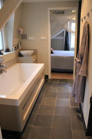Combined shower/bathtub, hair dryer, towels - Stylish and Unique 18th Century Amsterdam Apartment in the 9 Streets! (Amsterdam)