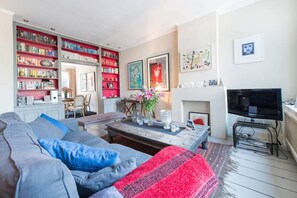 Smart TV, DVD player, books, video library - Stylish and Unique 18th Century Amsterdam Apartment in the 9 Streets! (Amsterdam)