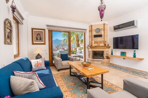 Smart-TV, Kamin, Tischfußball, Bücher