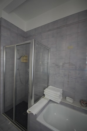 Bathtub, hair dryer, towels, soap - House with garden (Riccione)