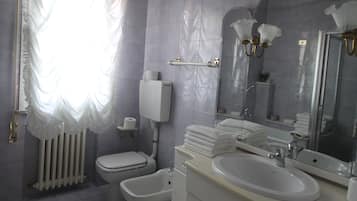 Vasca, asciugacapelli, asciugamani, sapone