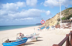 Playa en los alrededores y toallas de playa 