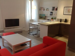 Télévision, livres, chaîne hi-fi