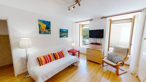 Télévision, lecteur de DVD, vidéothèque