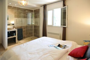 4 bedrooms, iron/ironing board, WiFi, bed sheets