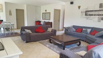 Fernseher, Kamin, DVD-Player, Tischtennisplatte