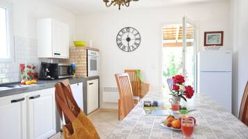 Réfrigérateur, micro-ondes, four, plaque de cuisson