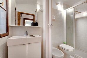 Shower, bidet, towels