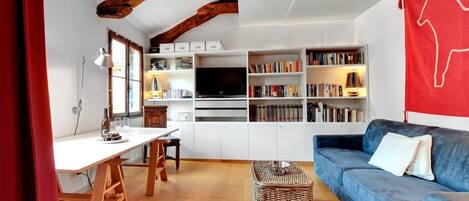 テレビ、DVD プレーヤー