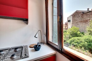 Kühlschrank, Mikrowelle, Ofen, Herdplatte