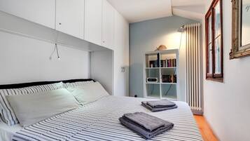 1 soverom, strykejern/-brett, internettilgang og sengetøy